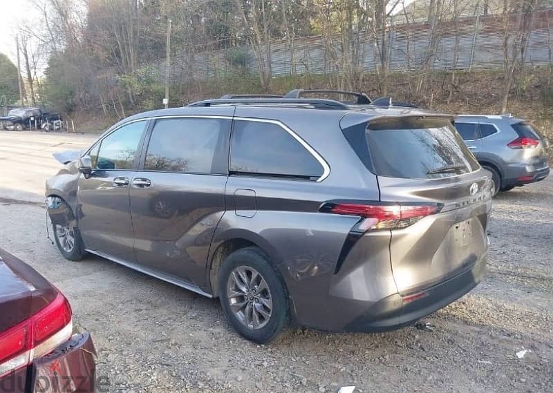 Toyota Sienna 2022 XLE 2