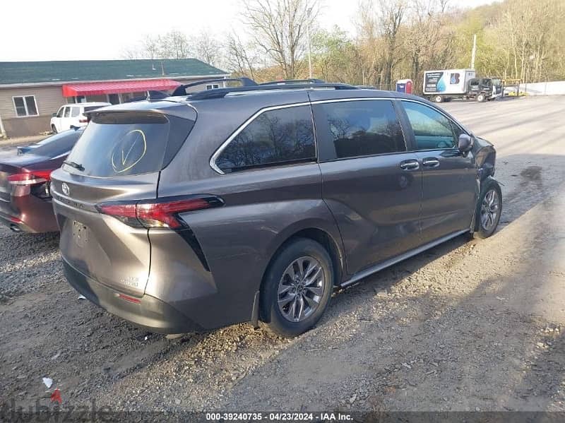 Toyota Sienna 2022 XLE 3