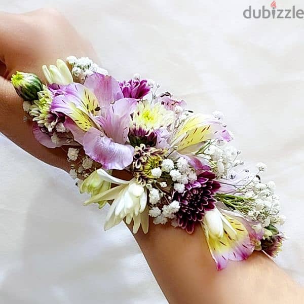 Flower arrangement on hand 5