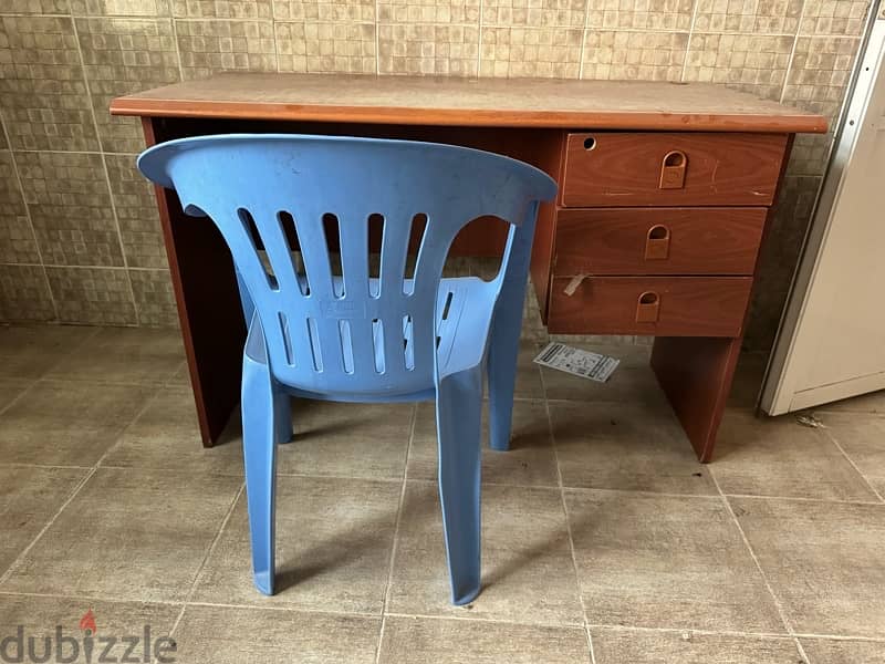 Used Study table with plastic chair 0