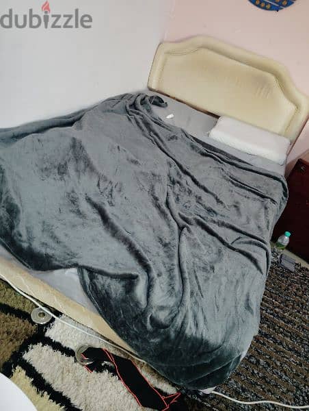 Queen size bed for sale in good condition urgent 0