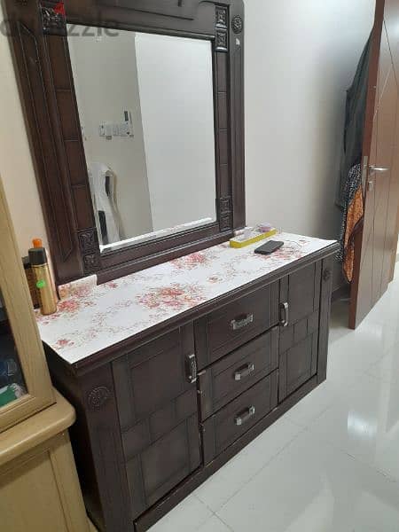 dressing table good condition 1