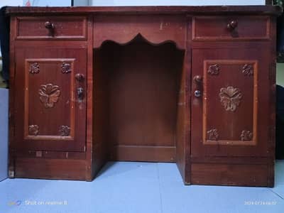 dressing table good condition