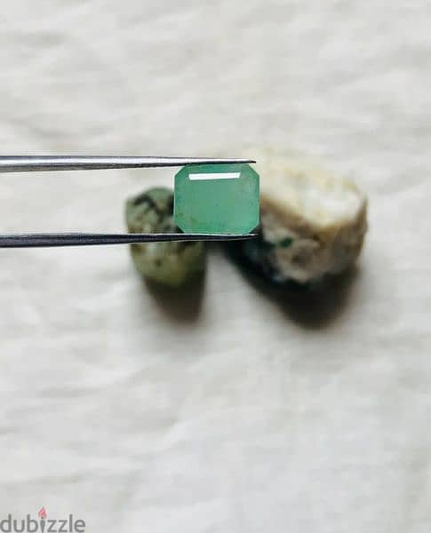 حجر زمرد روسي طبيعي مع شهادة المختبر natural russian emerald stone 1