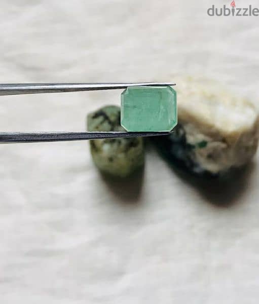 حجر زمرد روسي طبيعي مع شهادة المختبر natural russian emerald stone 3