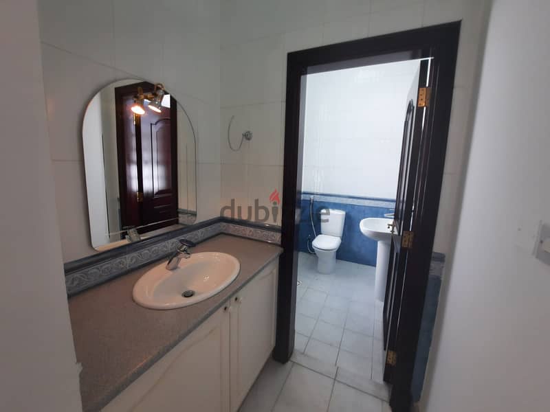 5 BR + Maid's Room Well Maintained Villa for Rent – Shatti 6