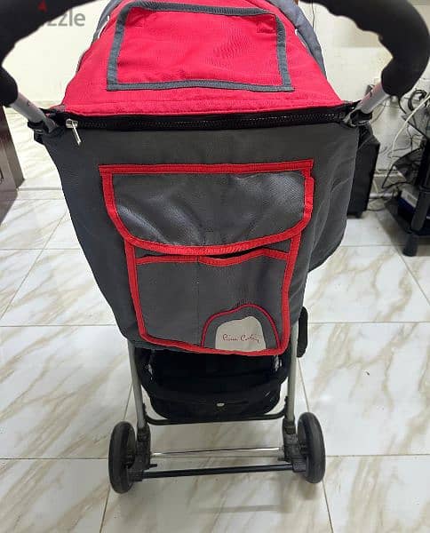 The baby stroller and car seat are in good condition. 3