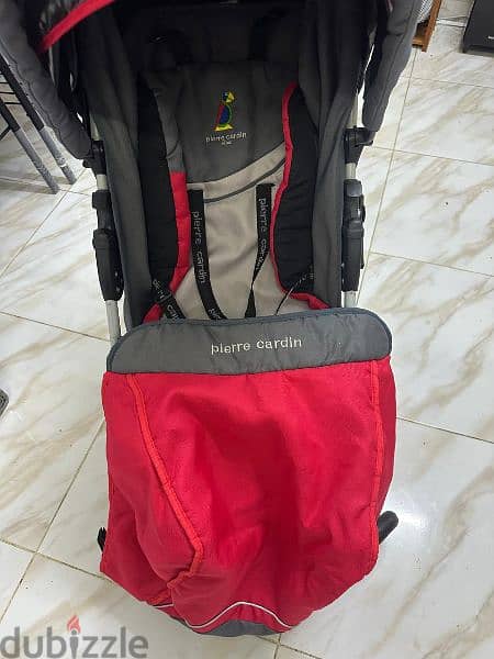 The baby stroller and car seat are in good condition. 5