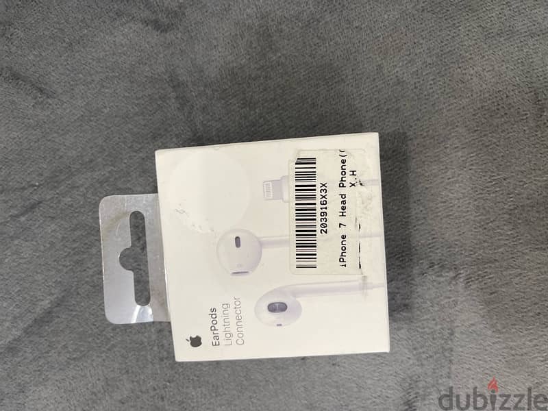 Apple wired earphones lightening connector 0