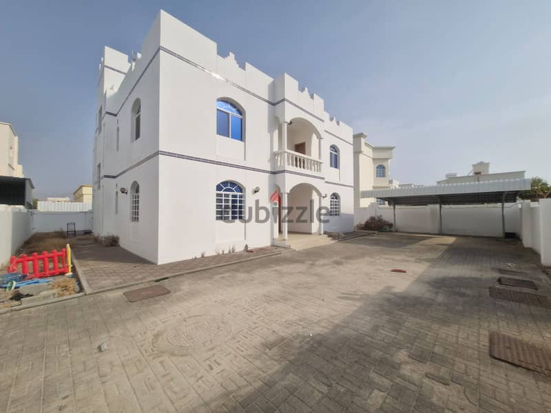 5 BR Lovely Villa in Amerat 2