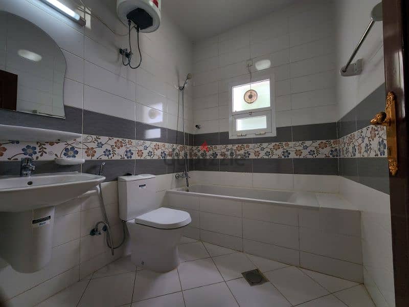 6 + 1 maid room shati Al Qurum 5