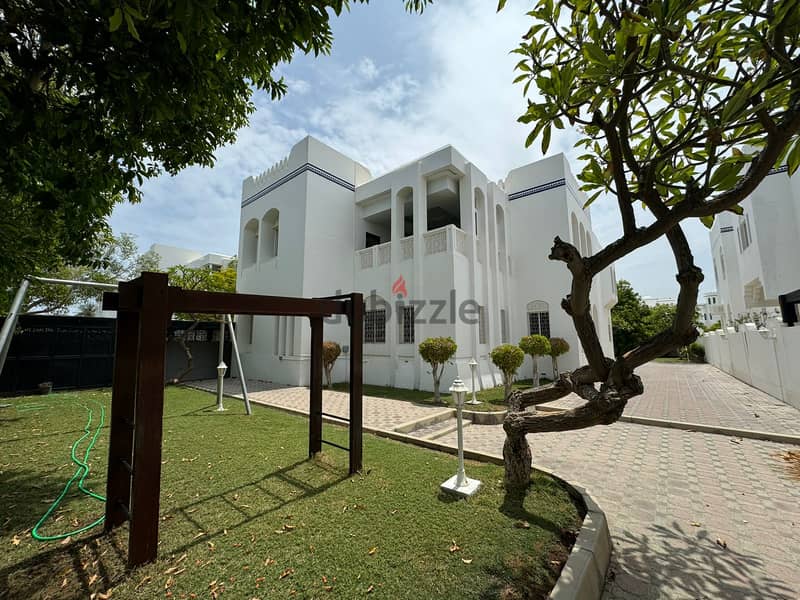 Luxurious 6+2 BHK Spacious Villa for Rent in Shatti Al Qurum PPV242 2