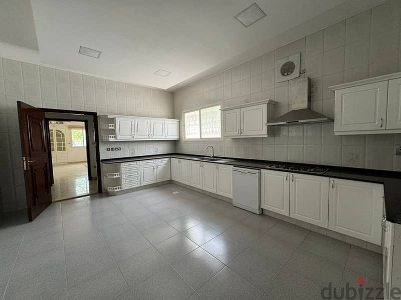 Luxurious 6+2 BHK Spacious Villa for Rent in Shatti Al Qurum PPV242 13