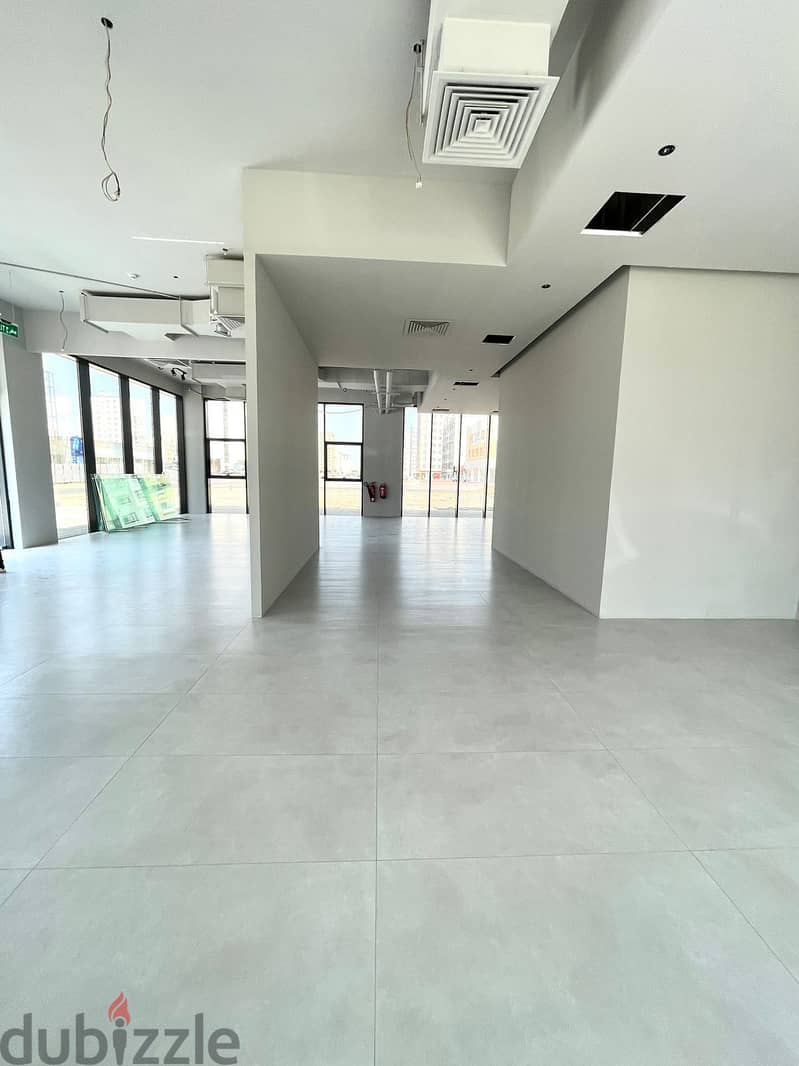 "SR-HT-568 **Showroom for Rent in Al Maabela 2