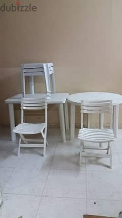 مجموعة كراسي وطاولات بلاستيك/ group of plastic tables and chairs