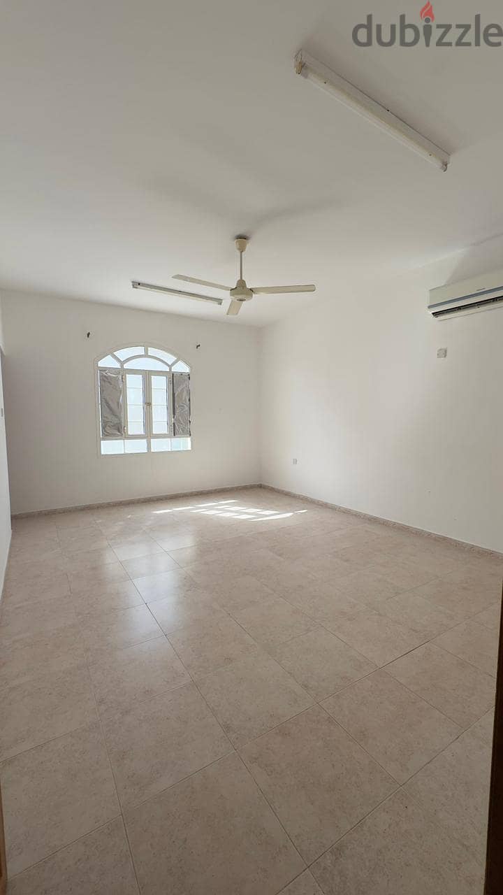 للايجار شقه راقيه بشارع الموج بالموالح الشماله free wifi 3 bhk 1