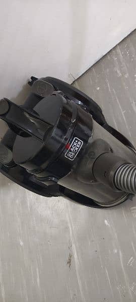 one vacume cleaner black+decker with very good condition 1