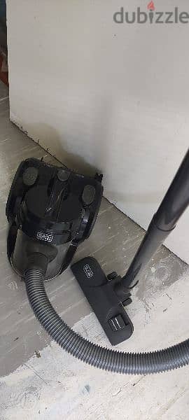 one vacume cleaner black+decker with very good condition 2