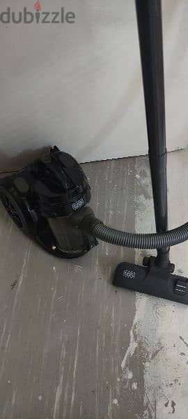 one vacume cleaner black+decker with very good condition 4