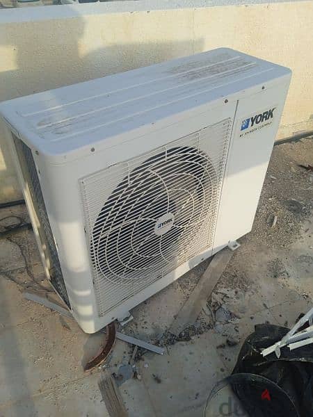 Neat Ac work perfectly 1.5 ton for immediate sell Pick from Ghubra 3