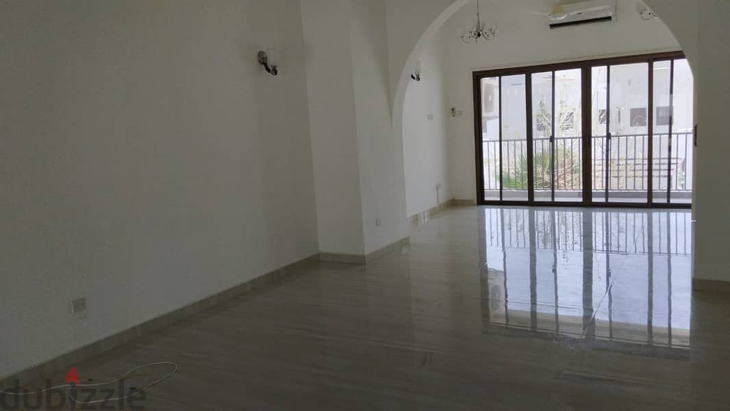 4BHK villa with huge lawn, in peace and quiet location - Madinat Ellam 9