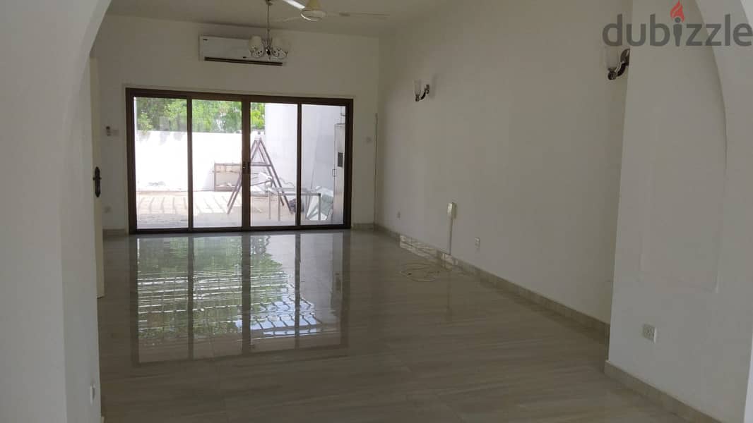 4BHK villa with huge lawn, in peace and quiet location - Madinat Ellam 10