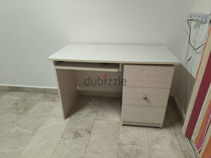 Computer table and chair in good condition 4