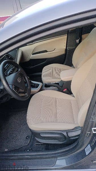 Hyundai Elantra 4