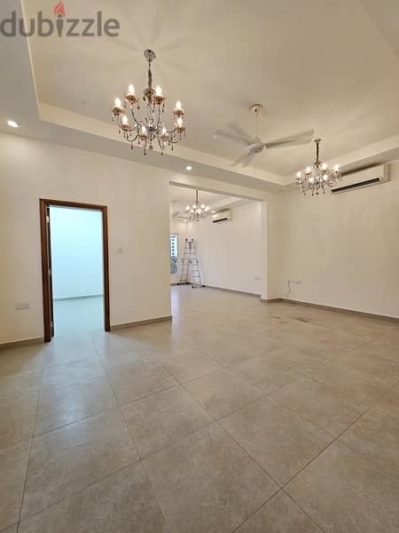 Luxury villa in al qurm 29 for rent ,price 650 OMR 4