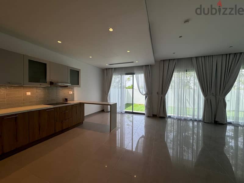 3 + 1 BR Stunning Villa in Al Mouj 2