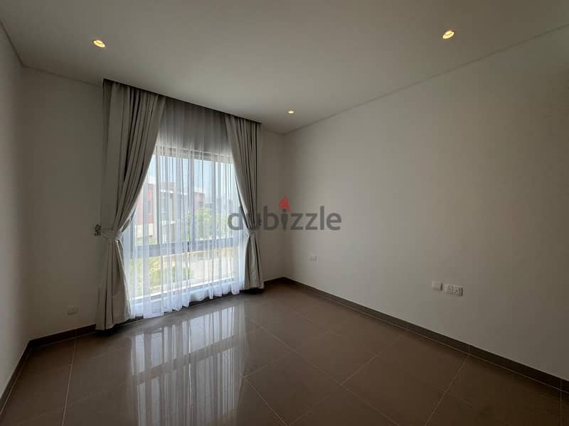 3 + 1 BR Stunning Villa in Al Mouj 4