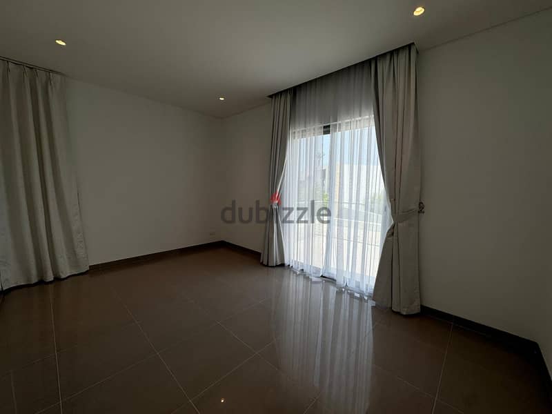 3 + 1 BR Stunning Villa in Al Mouj 6