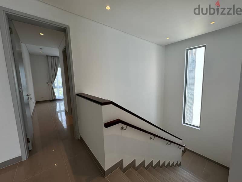 3 + 1 BR Stunning Villa in Al Mouj 8