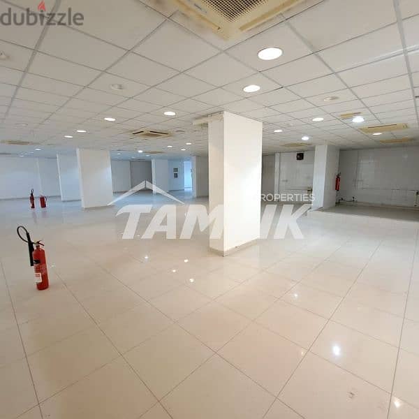 Huge Showroom for Rent in Azaiba |REF 582YB 1