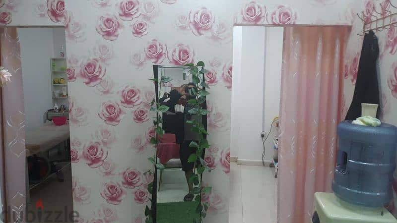 ladies salon for sale old n good 8