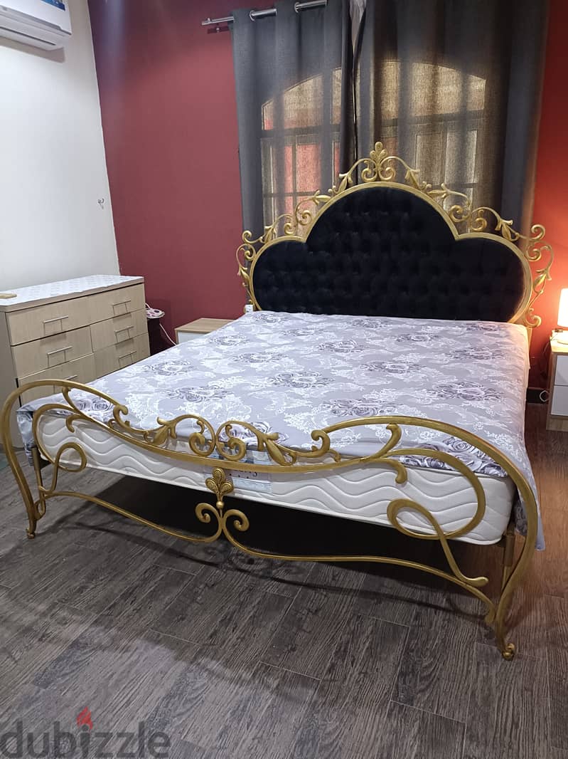 Luxurious And Comfortable King Size Bed With Medicated Spring Mattress 1