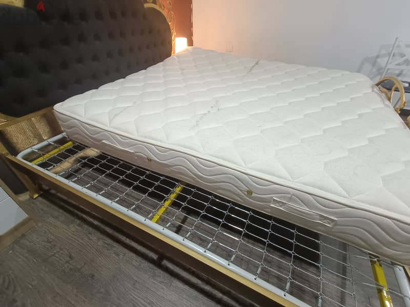 Luxurious And Comfortable King Size Bed With Medicated Spring Mattress 3