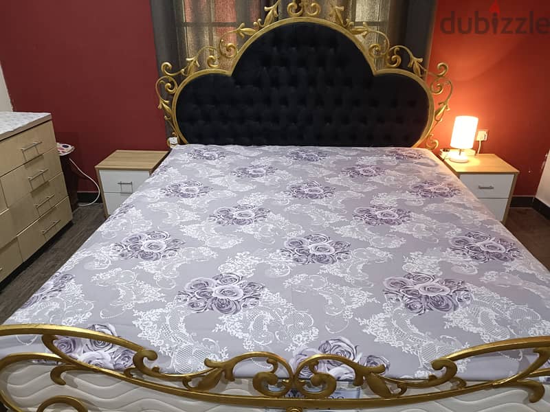 Luxurious And Comfortable King Size Bed With Medicated Spring Mattress 5