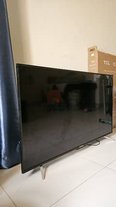 Daewoo 50 inch Smart TV with remote and mounting kit in good condition