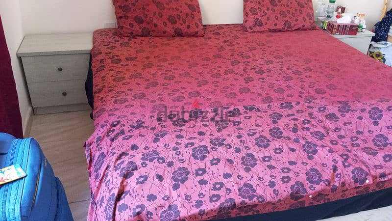 King size double bed 0