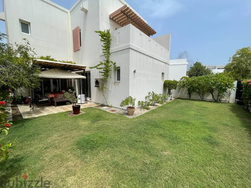 Luxurious 4 Bed Villa in The Wave Al Mouj 5