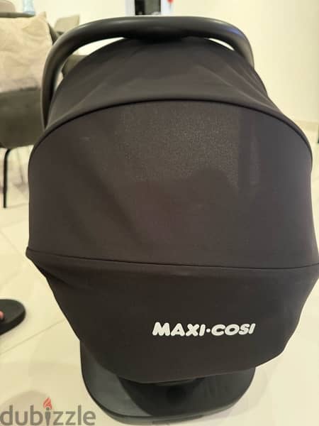 Maxi-Cosi Car Seat with Stand 1