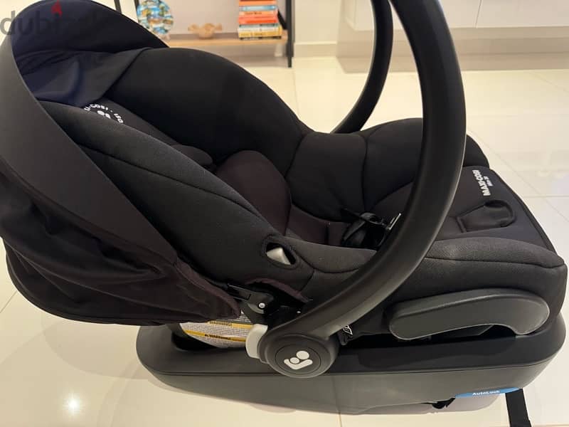 Maxi-Cosi Car Seat with Stand 2