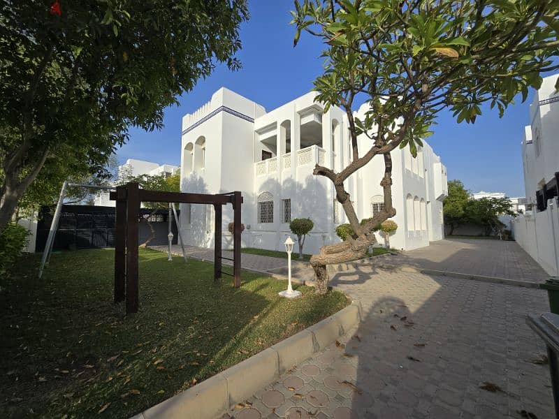 6BR + 2 spacious villa At shati qurum 0