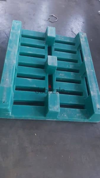 USED HEVEYDUTY PLASTIC PALLETS FOR SALE 1