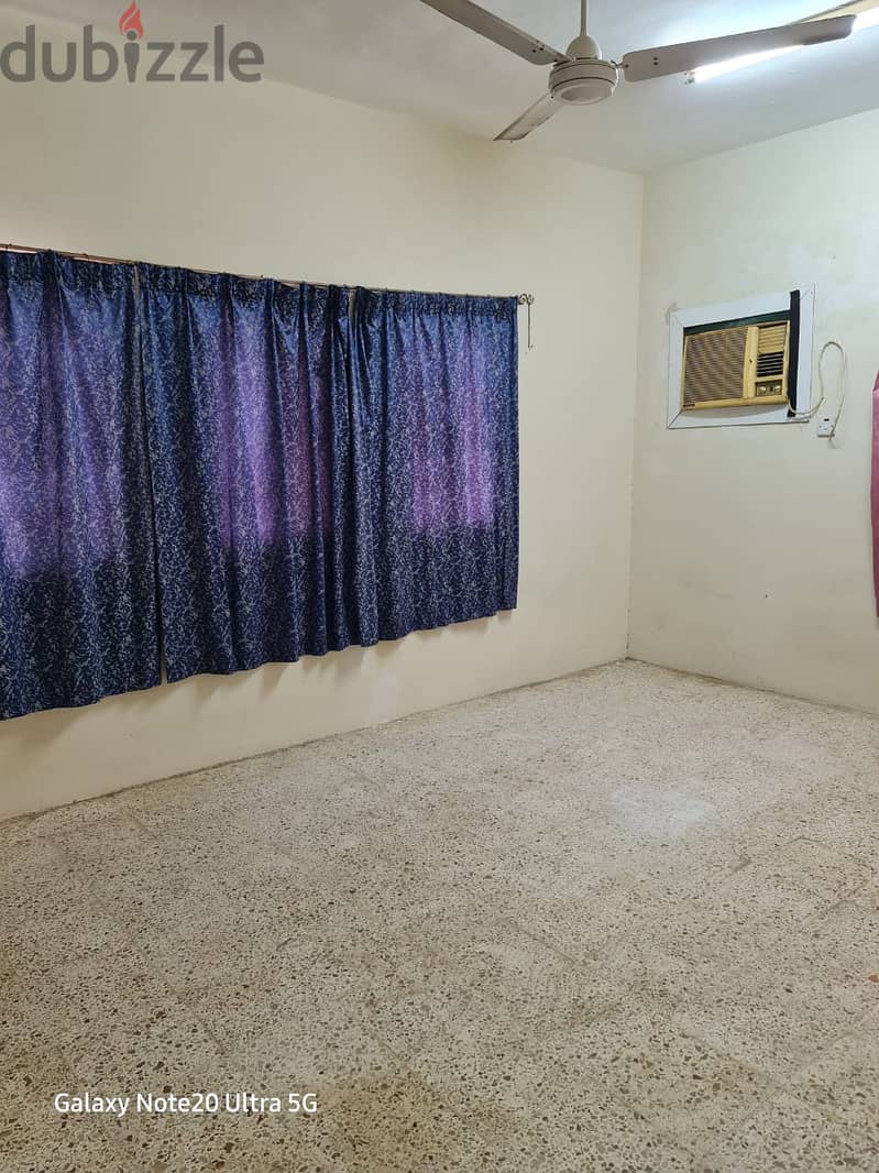 Big room with window AC near kuwaiti mosque wadi kabir 4