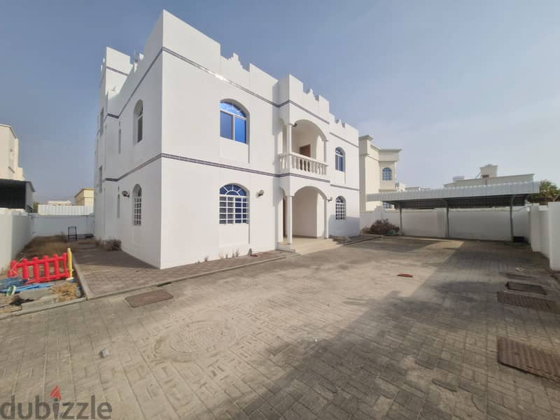 5 BR Lovely Villa in Amerat Close to Amenities 2