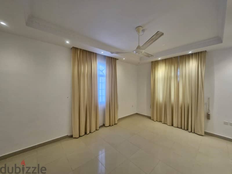 5 BR Lovely Villa in Amerat Close to Amenities 3