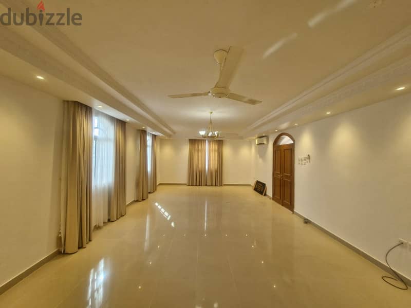 5 BR Lovely Villa in Amerat Close to Amenities 7