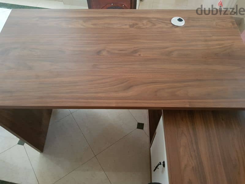 طاولة مكتبية استعمال خفيف/ Lightly used office table 1